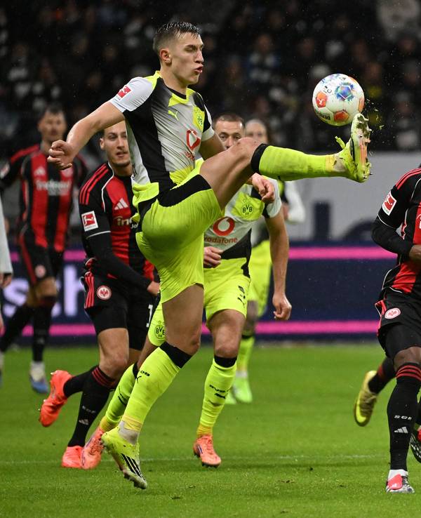 Nico Schlotterbeck nimmt den Ball beim BVB-Spiel gegen Eintracht Frankfurt an.