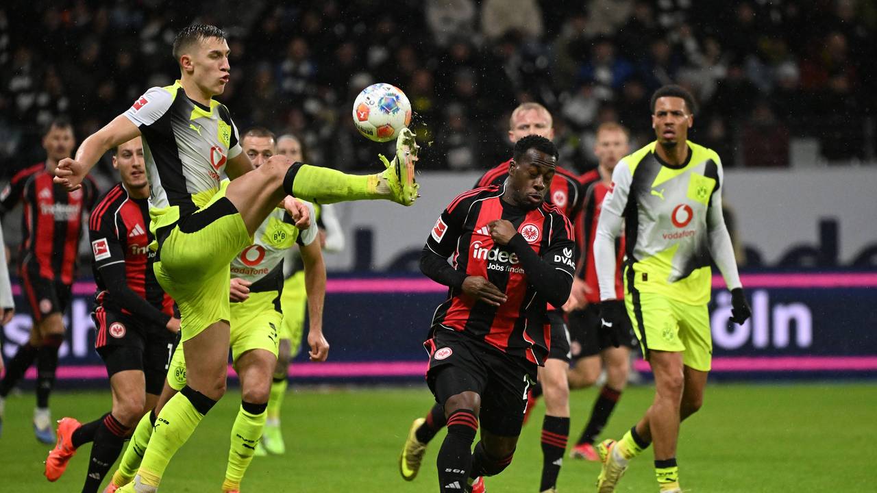 Nico Schlotterbeck nimmt den Ball beim BVB-Spiel gegen Eintracht Frankfurt an.