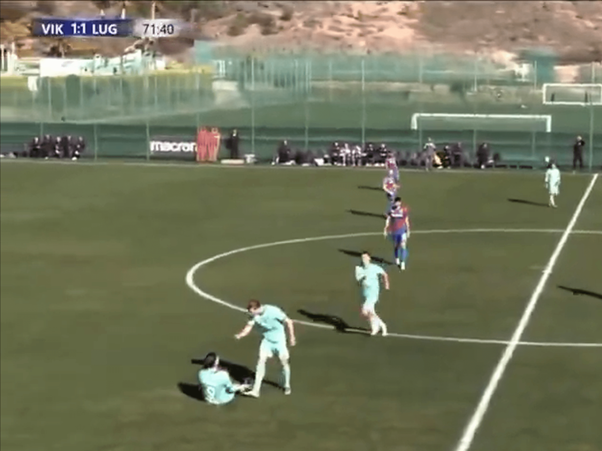 Kevin Behrens attackierte seinen Mitspieler Georgios Koutsias mitten im Testkick gegen Pilsen.