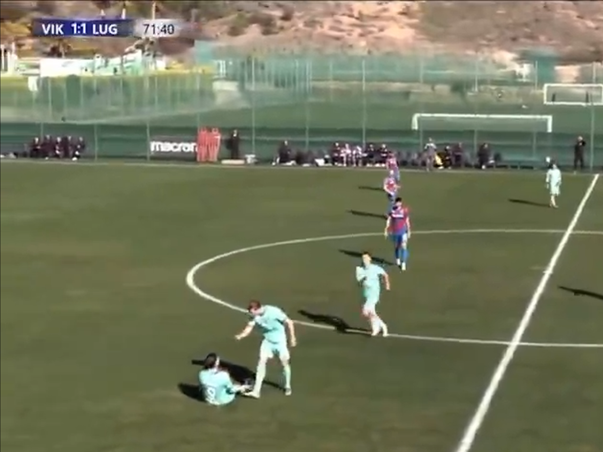 Kevin Behrens attackierte seinen Mitspieler Georgios Koutsias mitten im Testkick gegen Pilsen.