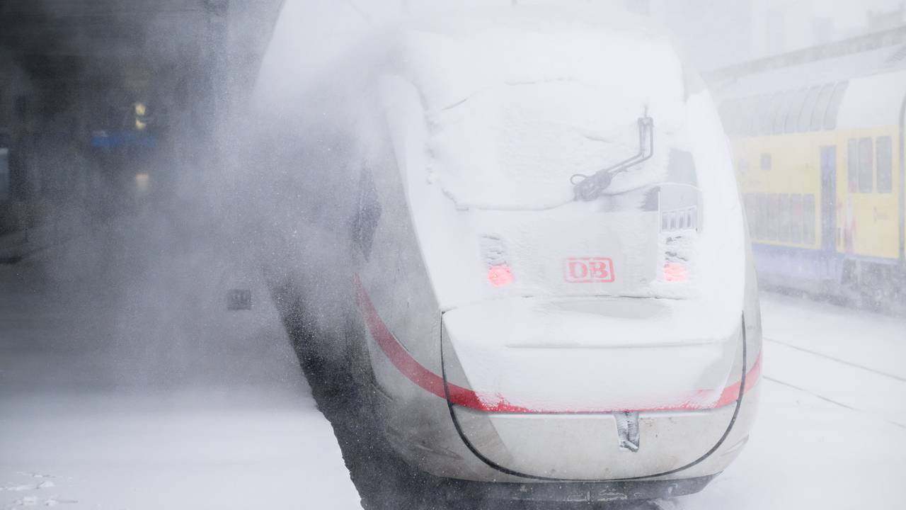 Ein ICE ist zu weiten Teilen von Schnee bedeckt.