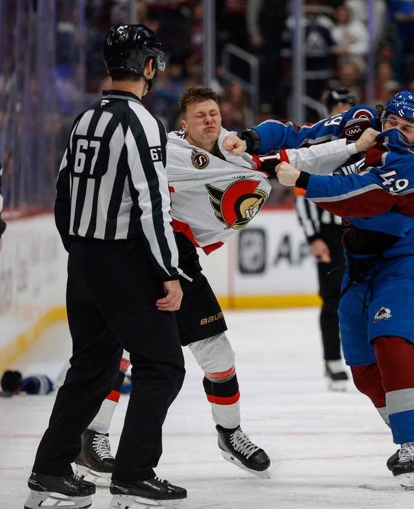 Tim Stützle lieferte sich im Spiel gegen die Colorado Avalanche eine wilde Schlägerei mit Samuel Girard.