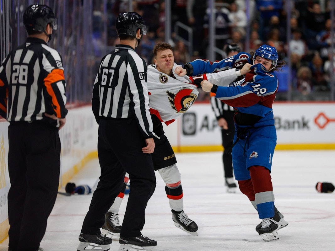 Tim Stützle lieferte sich im Spiel gegen die Colorado Avalanche eine wilde Schlägerei mit Samuel Girard.