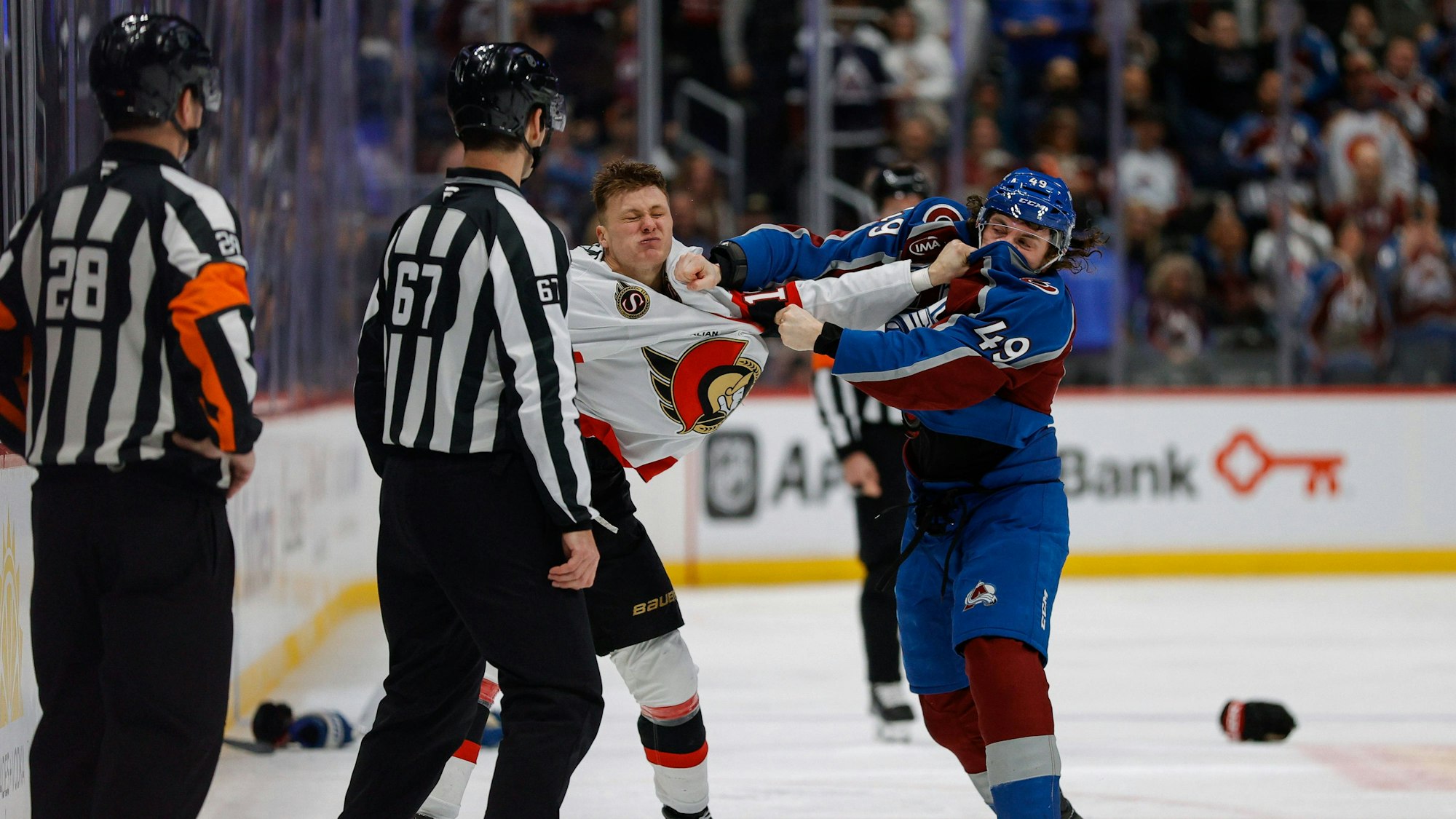 Tim Stützle lieferte sich im Spiel gegen die Colorado Avalanche eine wilde Schlägerei mit Samuel Girard.