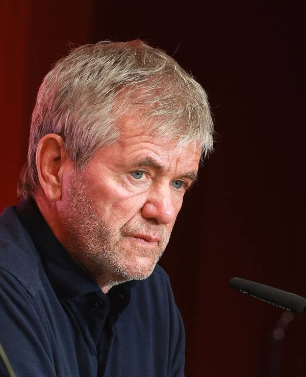 Friedhelm Funkel auf einer Pressekonferenz des 1. FC Köln.