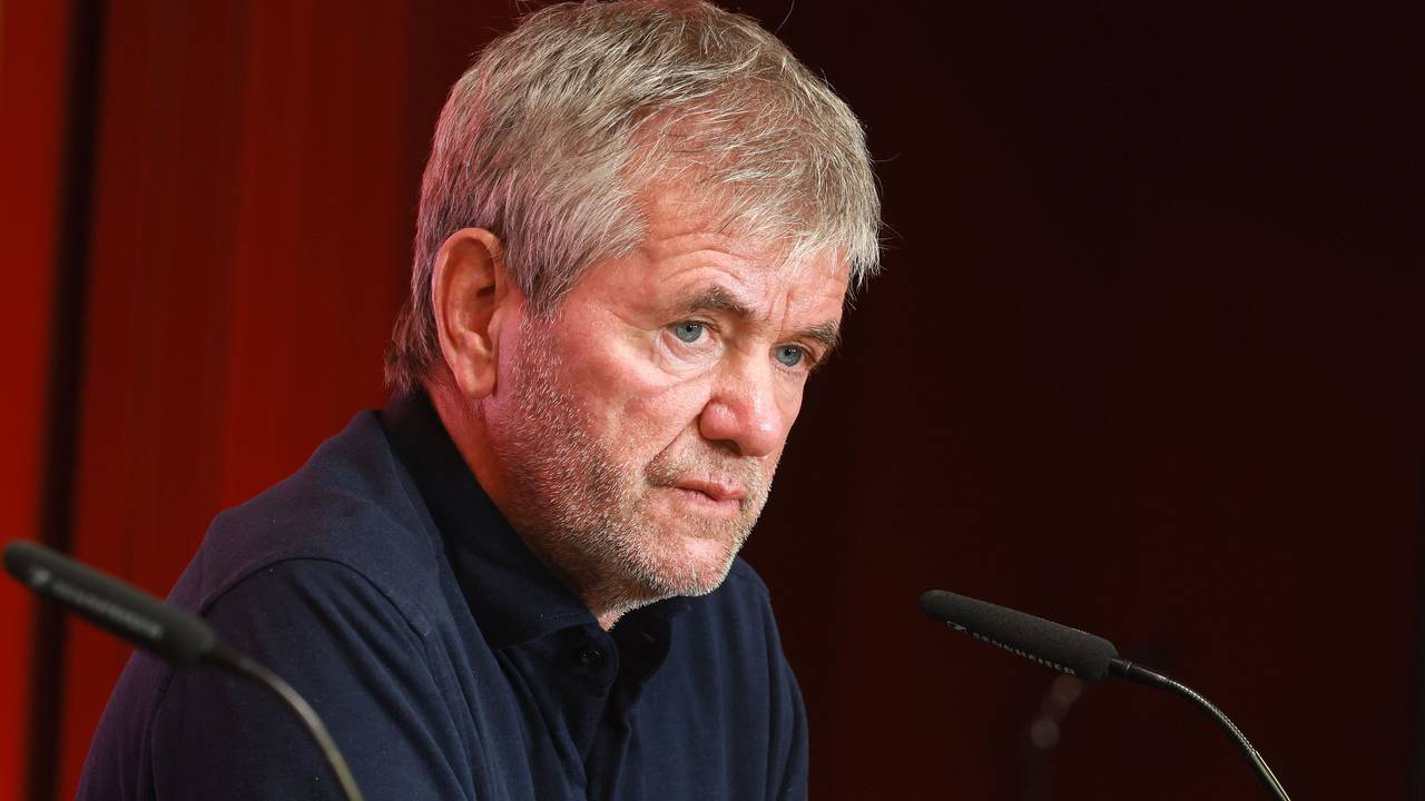 Friedhelm Funkel auf einer Pressekonferenz des 1. FC Köln.