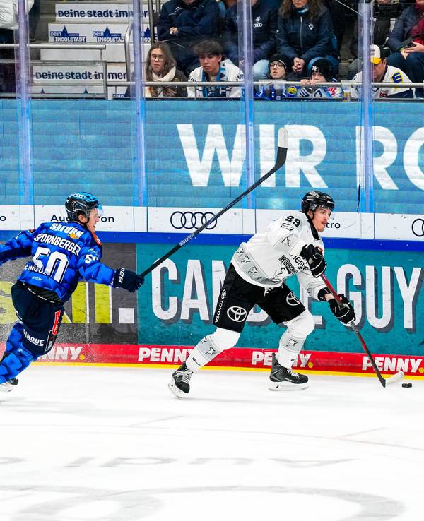 Spielszene bei Ingolstadt - Kölner Haie.