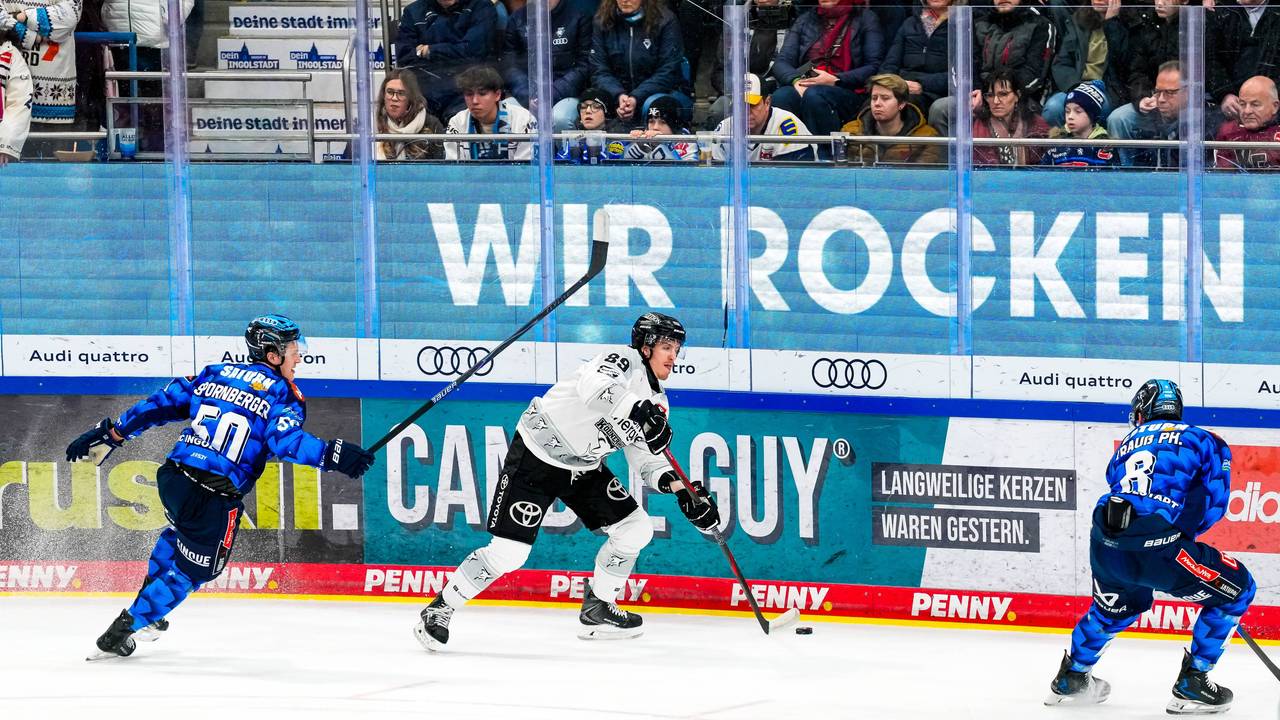 Spielszene bei Ingolstadt - Kölner Haie.