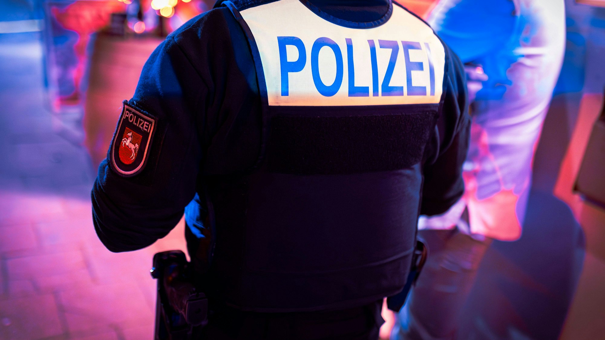 Polizist mit Weste und „POLIZEI“ Aufschrift