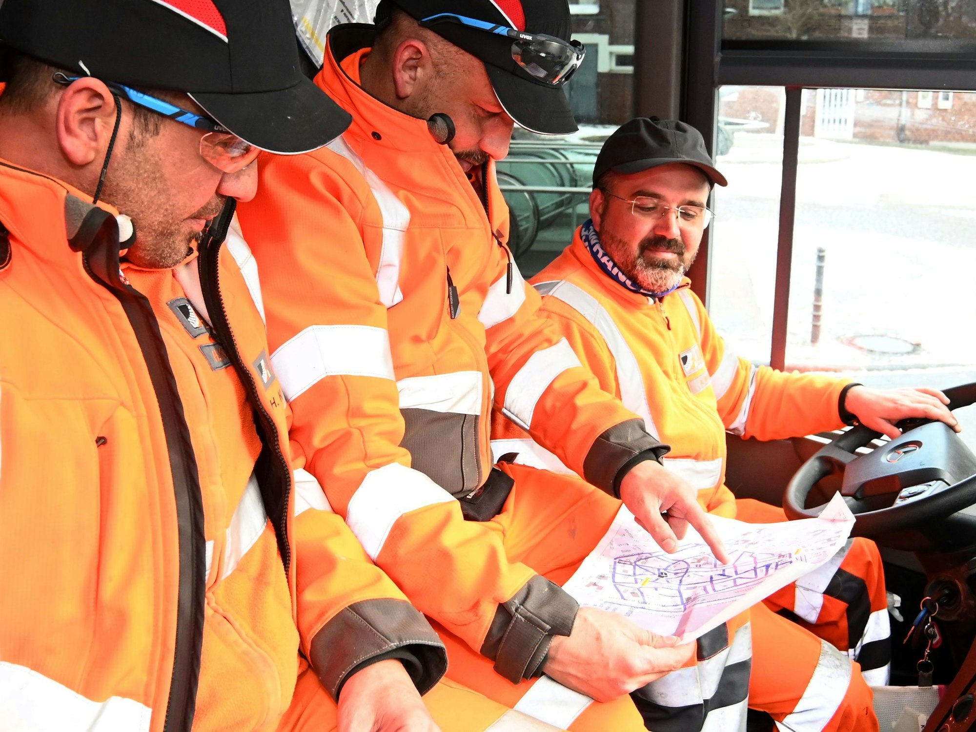 Da geht es lang: Marcel, Hakan und Andreas (v.l.) studieren die Weihnachtsbaumroute durchs Veedel.