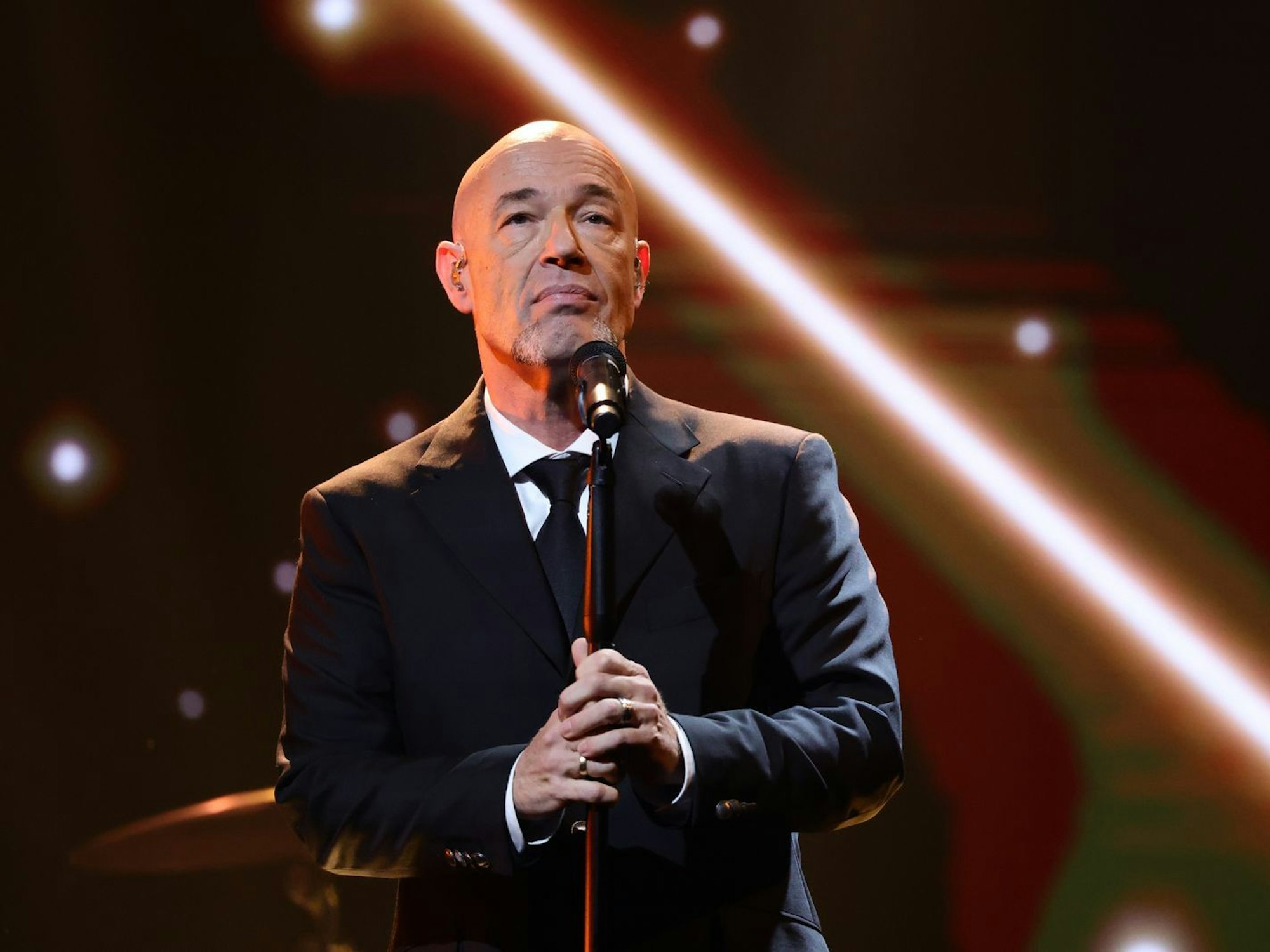 Wegen des anhaltenden Schneechaos musste die Band Unheilig um ihren Frontmann der Graf zwei Konzerte in Hamburg kurzfristig absagen. (Bild: 2025 Getty Images/Andreas Rentz)