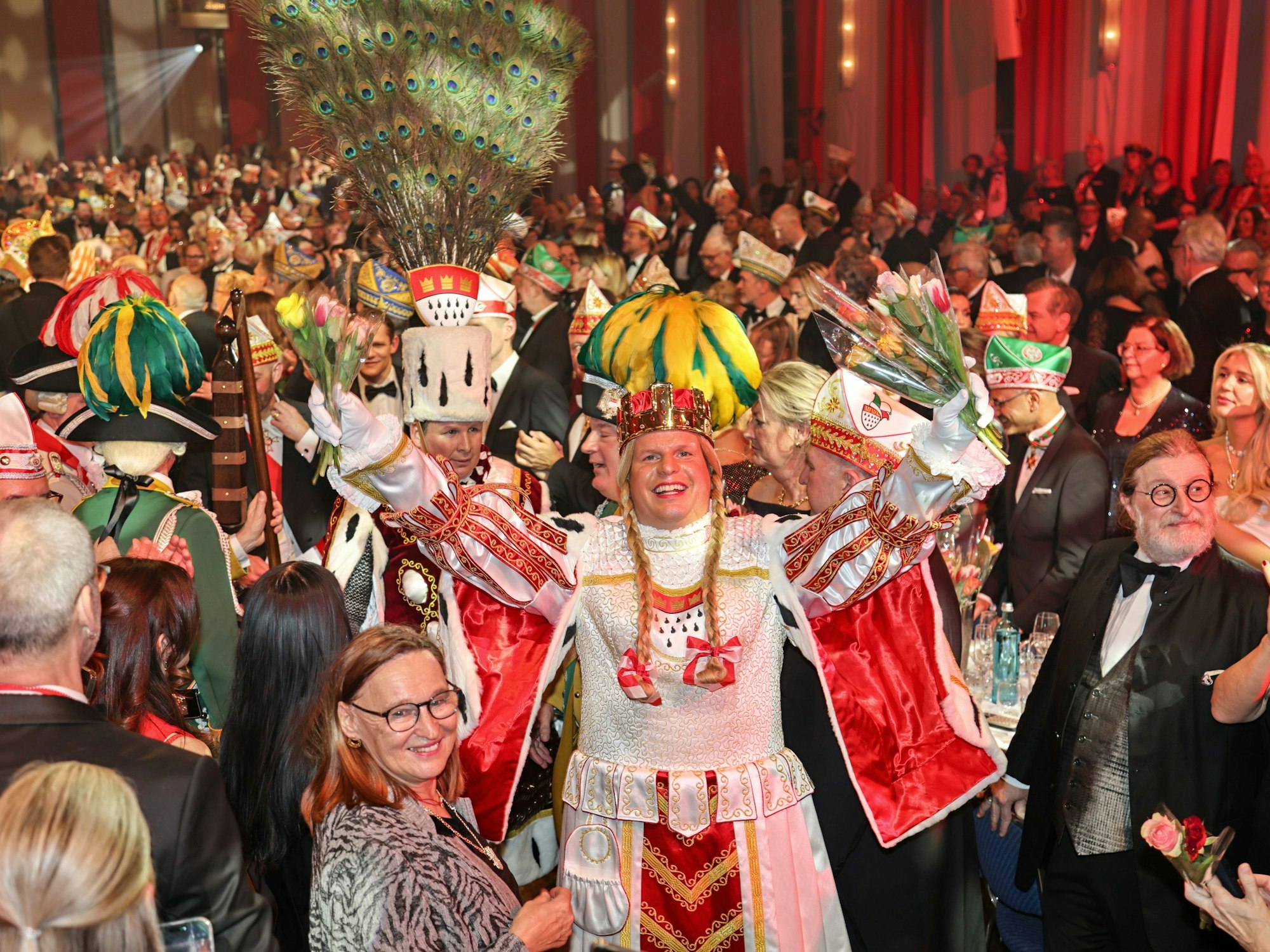 Jungfrau Aenne kommt an der Bühne an.