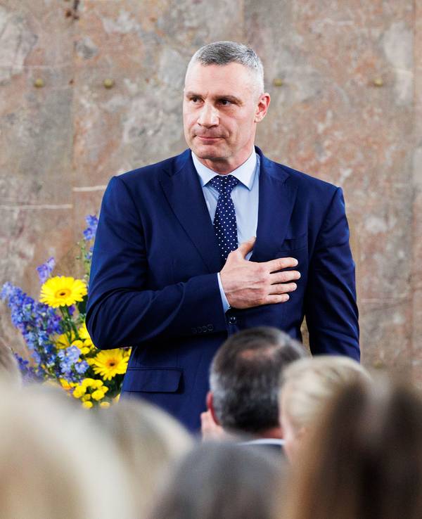 Vitali Klitschko, Bürgermeister der ukrainischen Hauptstadt Kyjiw, berichtet von Toten und Verletzten. Das Foto zeigt Klitschko im Juni 2025 in Frankfurt/Main.