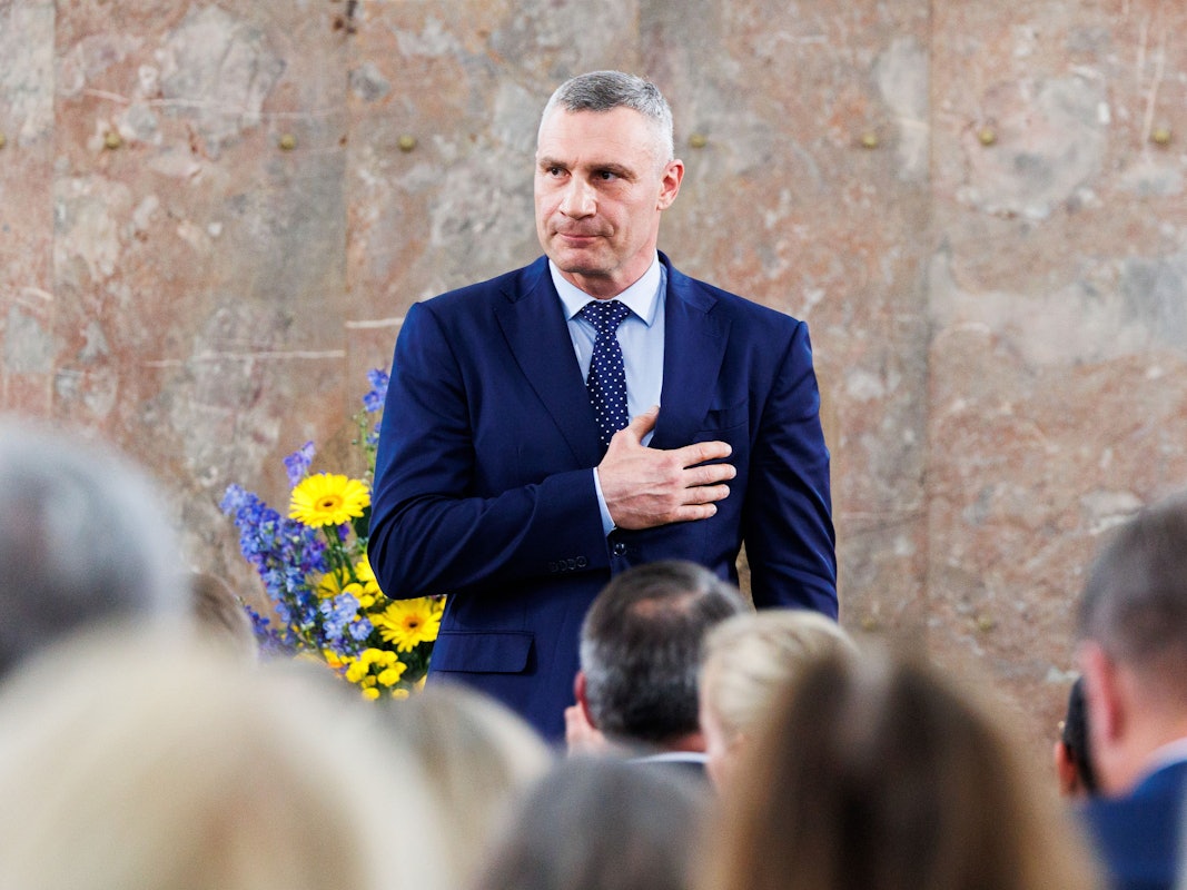 Vitali Klitschko, Bürgermeister der ukrainischen Hauptstadt Kyjiw, berichtet von Toten und Verletzten. Das Foto zeigt Klitschko im Juni 2025 in Frankfurt/Main.