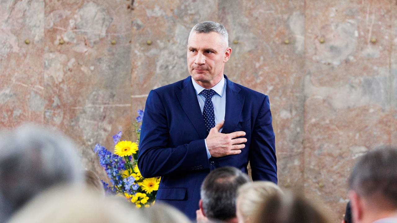 Vitali Klitschko, Bürgermeister der ukrainischen Hauptstadt Kyjiw, berichtet von Toten und Verletzten. Das Foto zeigt Klitschko im Juni 2025 in Frankfurt/Main.