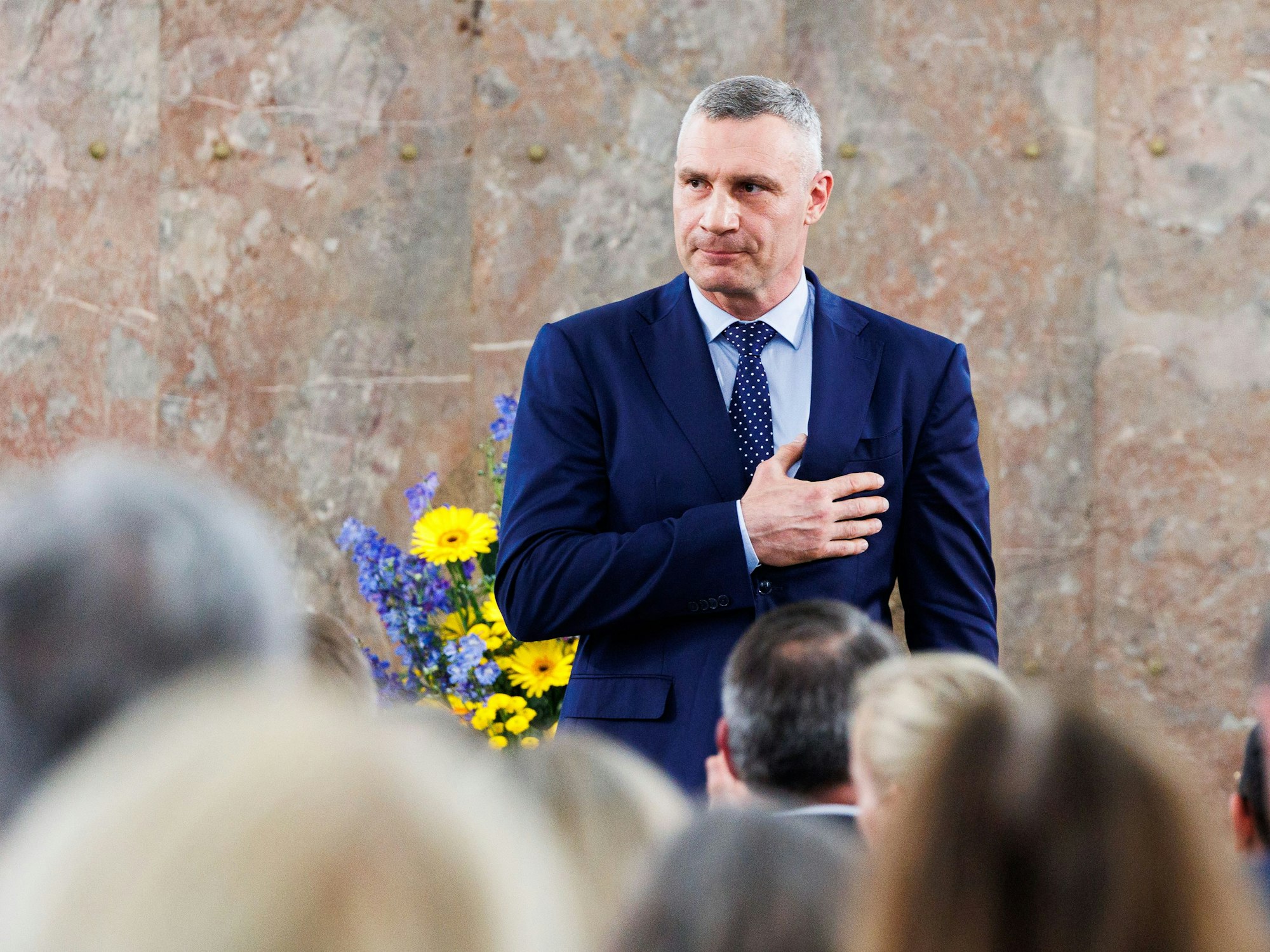 Vitali Klitschko, Bürgermeister der ukrainischen Hauptstadt Kyjiw, berichtet von Toten und Verletzten. Das Foto zeigt Klitschko im Juni 2025 in Frankfurt/Main.