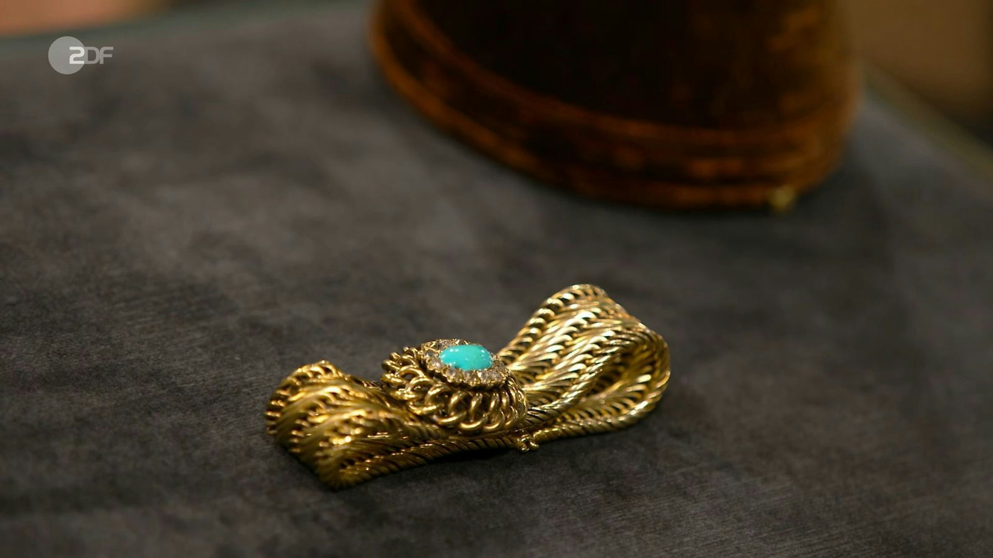 Das Goldarmband mit einem Türkis aus der Zeit zwischen 1870 und 1890 wurde auf 3.800 bis 4.000 Euro geschätzt. Für 3.400 Euro bekam Susanne Steiger das außergewöhnliche Schmuckstück.
(Bild: ZDF)