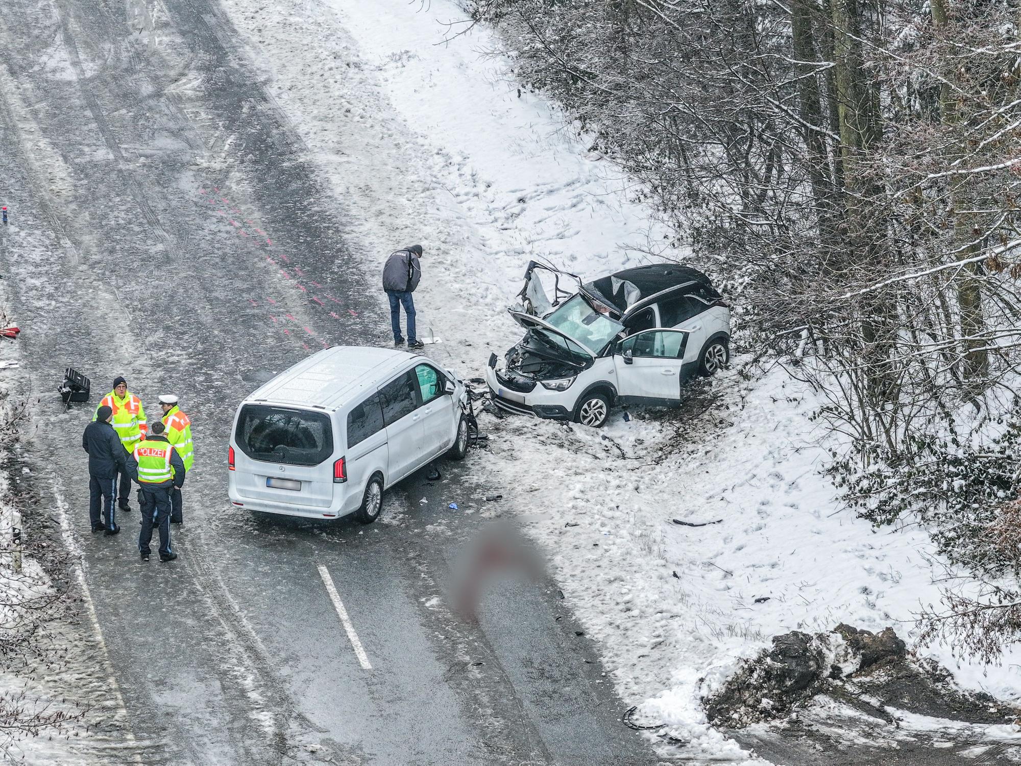 Zwei stark beschädigte Fahrzeuge stehen nach einem Frontalzusammenstoß im Landkreis Dingolfing-Landau an der Unfallstelle. Zwei Menschen kamen ums Leben.