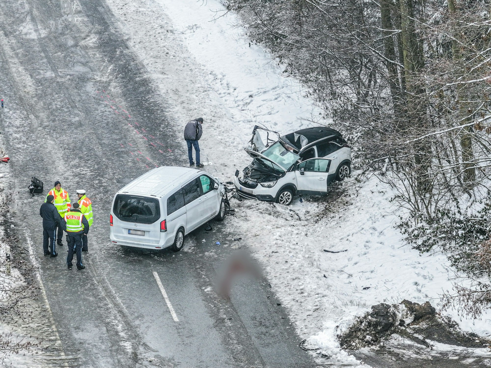 Zwei stark beschädigte Fahrzeuge stehen nach einem Frontalzusammenstoß im Landkreis Dingolfing-Landau an der Unfallstelle. Zwei Menschen kamen ums Leben.
