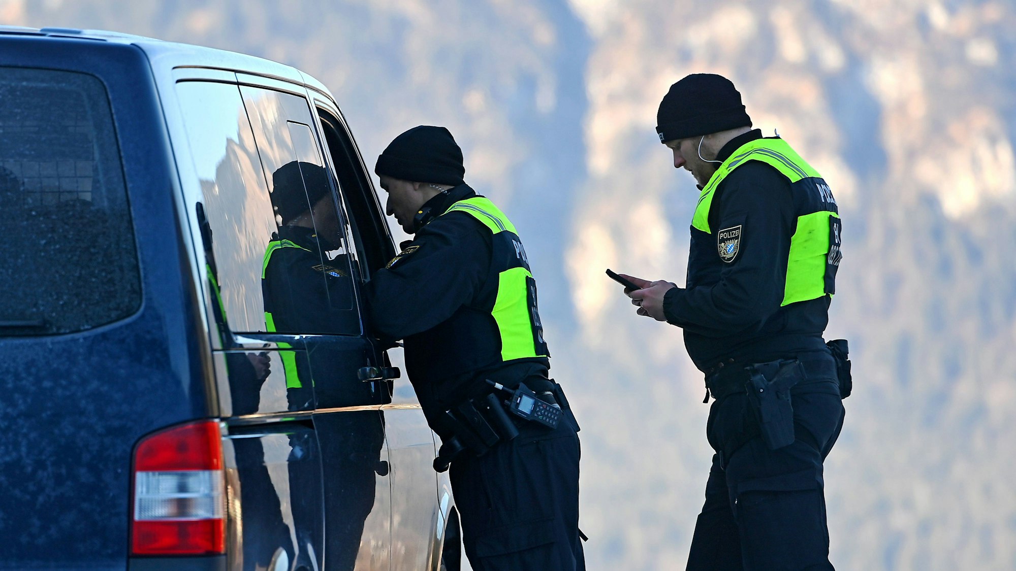 Polizeieinsatz am Fahrzeug mit zwei Beamten