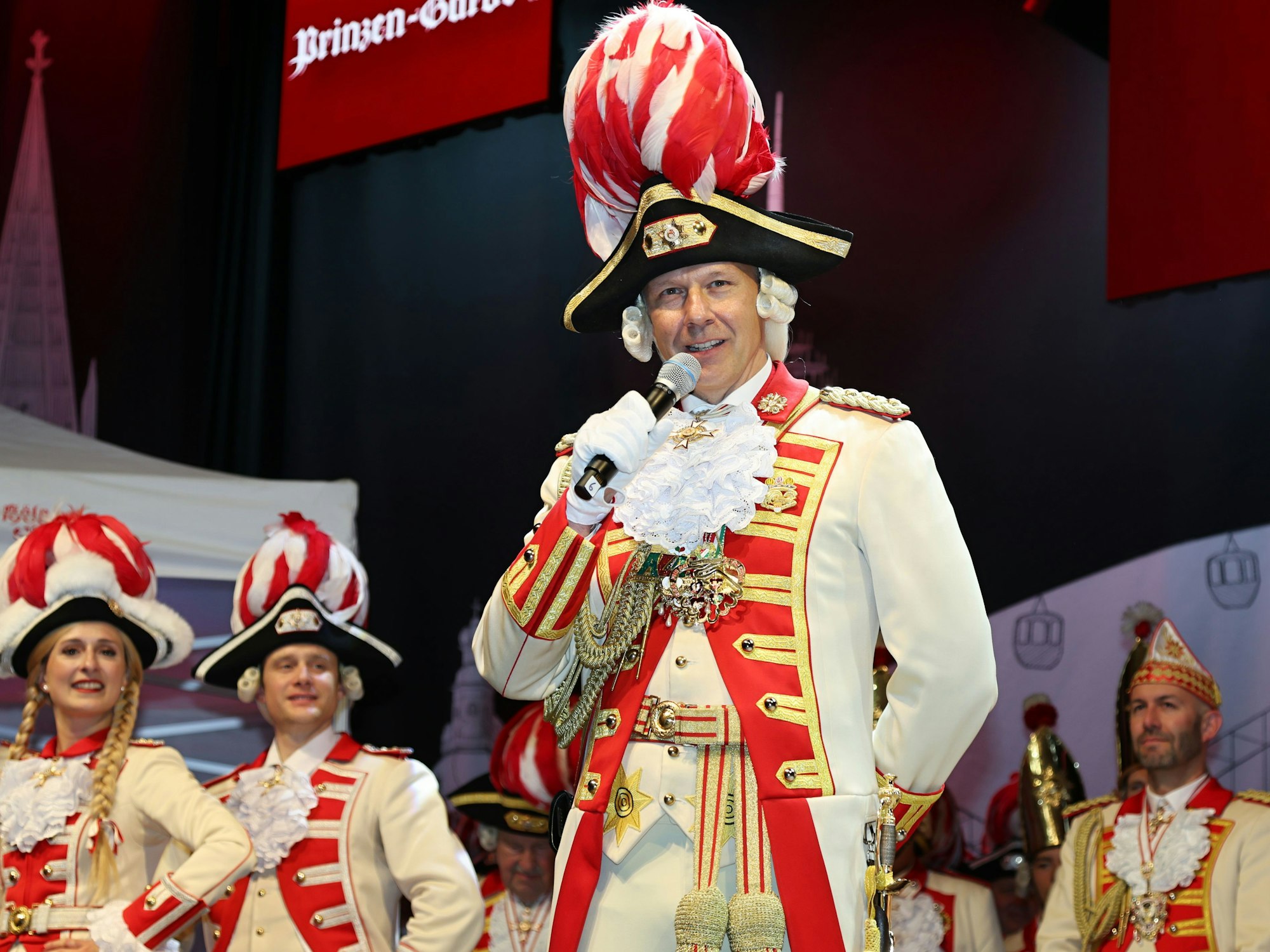 Marcus Gottschalk spricht auf der Bühne.