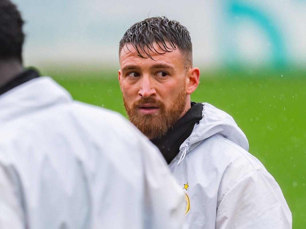 Salih Özcan steht beim Training im Regen.