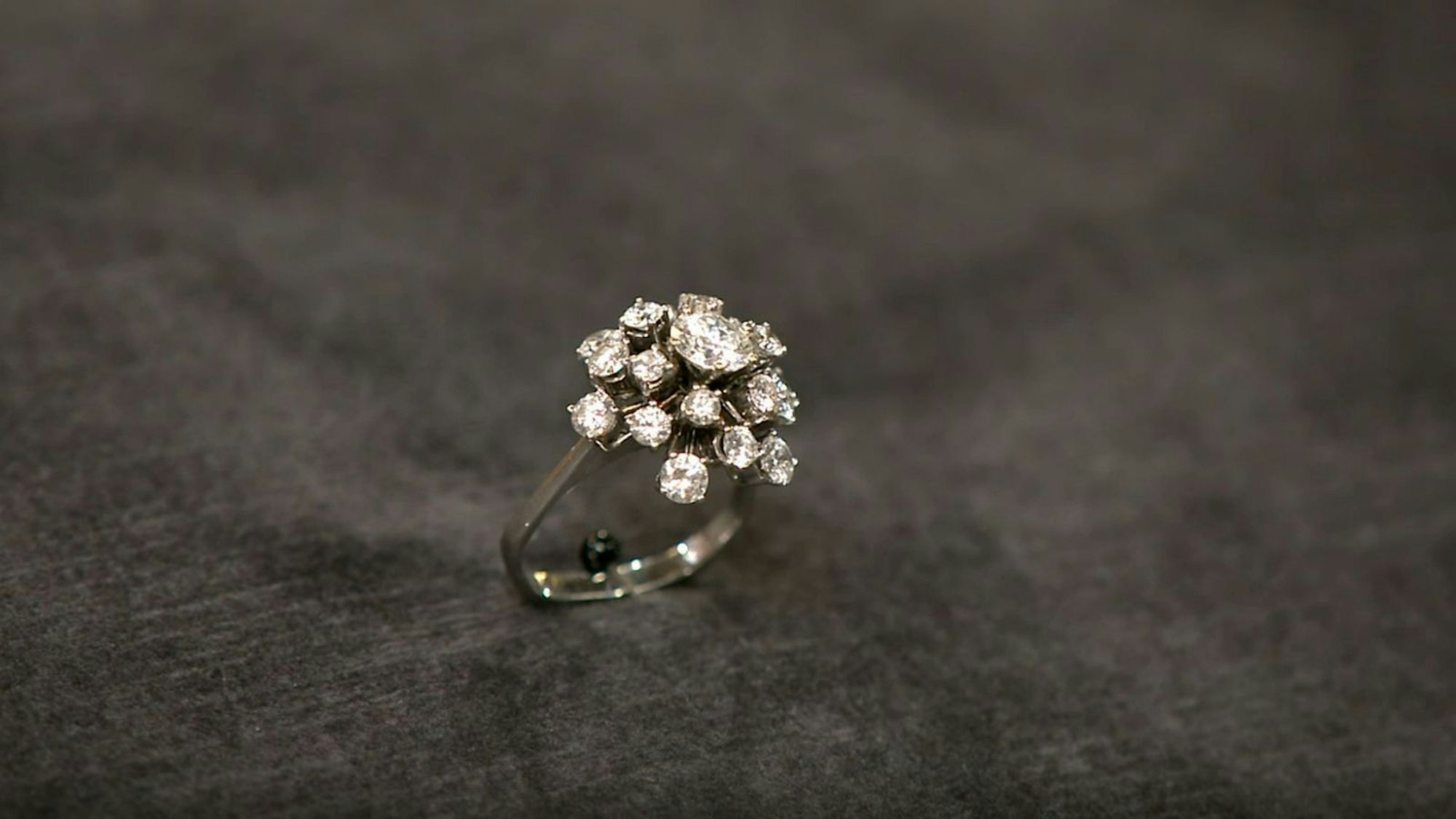 Der Ring mit zwei Karat Diamanten aus den 1970er-Jahren wurde auf 1.400 bis 1.600 Euro geschätzt. Doch die 1.200 Euro, die sich der Verkäufer vorstellte, wollte niemand bezahlen. Also nahm er den Ring wieder mit.
(Bild: ZDF)