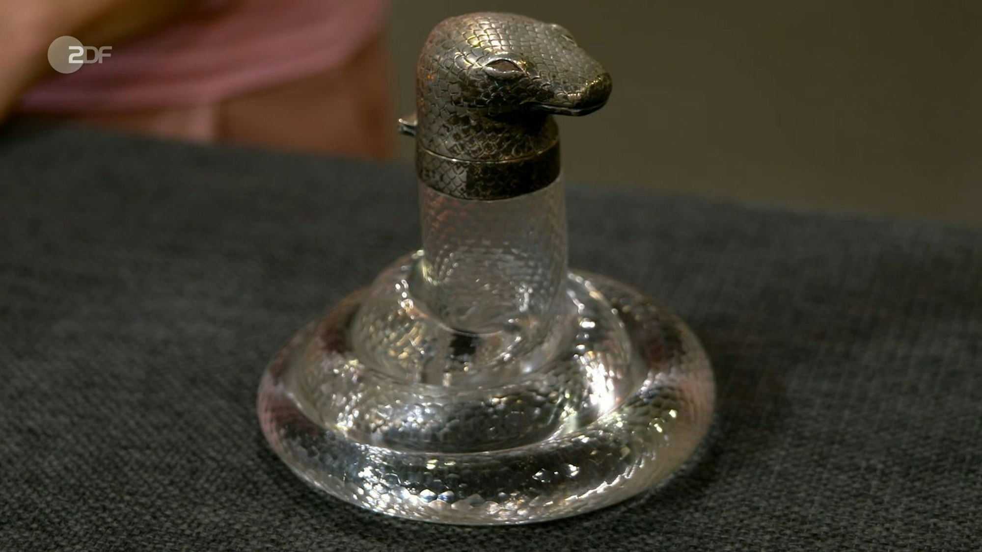 Das Tintenfass in Schlangenform aus dem Jahr 1895 von William Hutton & Sons aus London war 800 bis 1.000 Euro wert. Friedrich Häusser schnappte sich die Rarität für 650 Euro.
(Bild: ZDF)