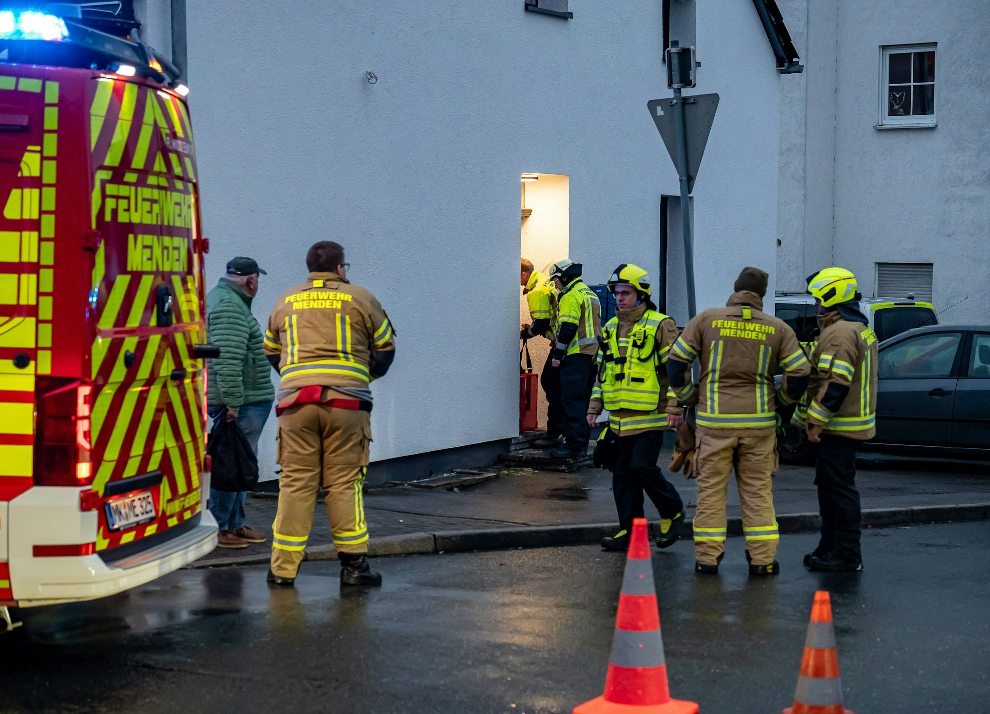 Großeinsatz vor einem Haus in Menden in NRW.