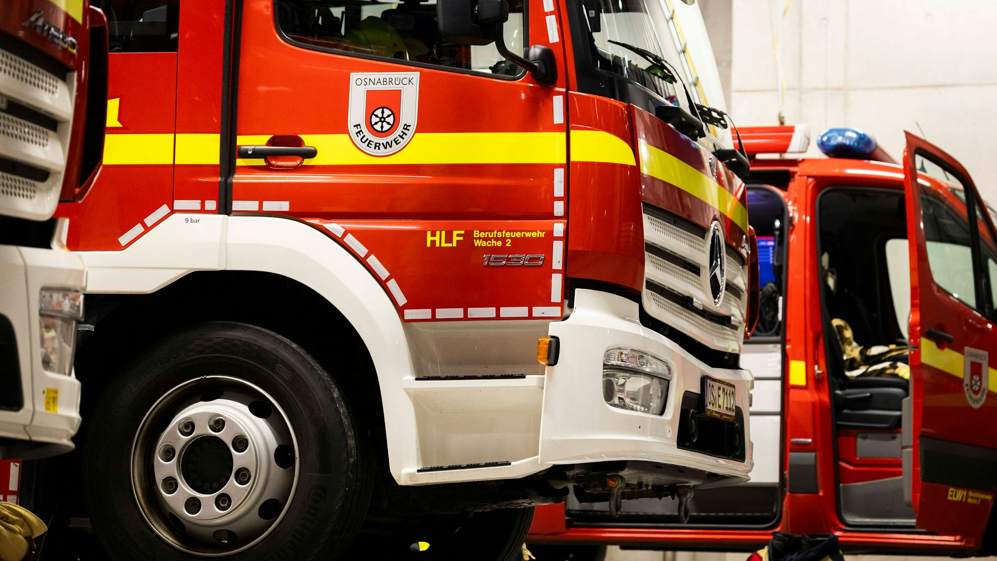 Rote Einsatzfahrzeuge und Ausrüstung bereit