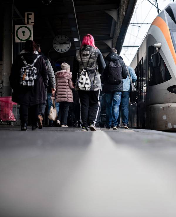 Die viel befahrene Strecke zwischen Duisburg und Oberhausen wird für vier Wochen gesperrt. Das Archivfoto zeigt Reisende am Hauptbahnhof in Oberhausen.