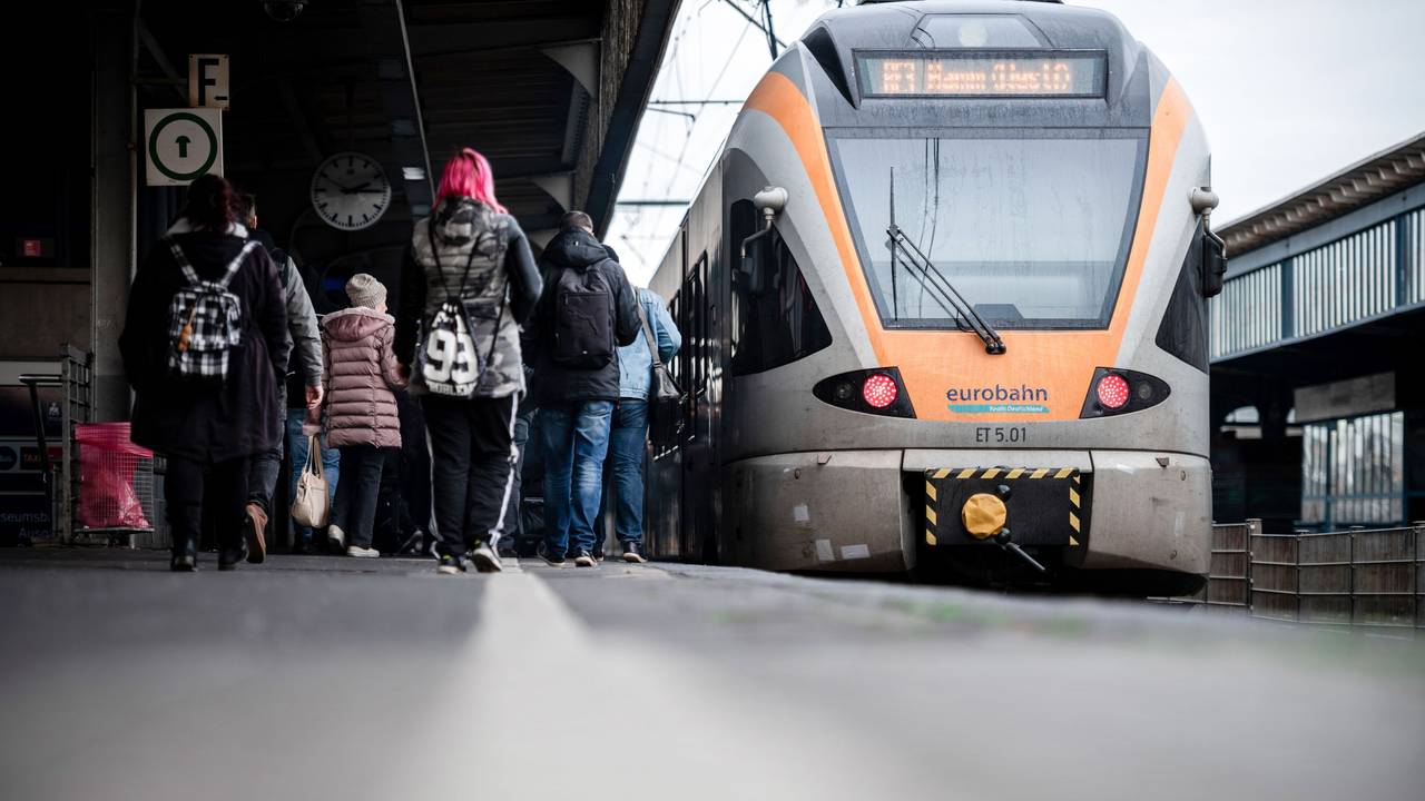 Die viel befahrene Strecke zwischen Duisburg und Oberhausen wird für vier Wochen gesperrt. Das Archivfoto zeigt Reisende am Hauptbahnhof in Oberhausen.
