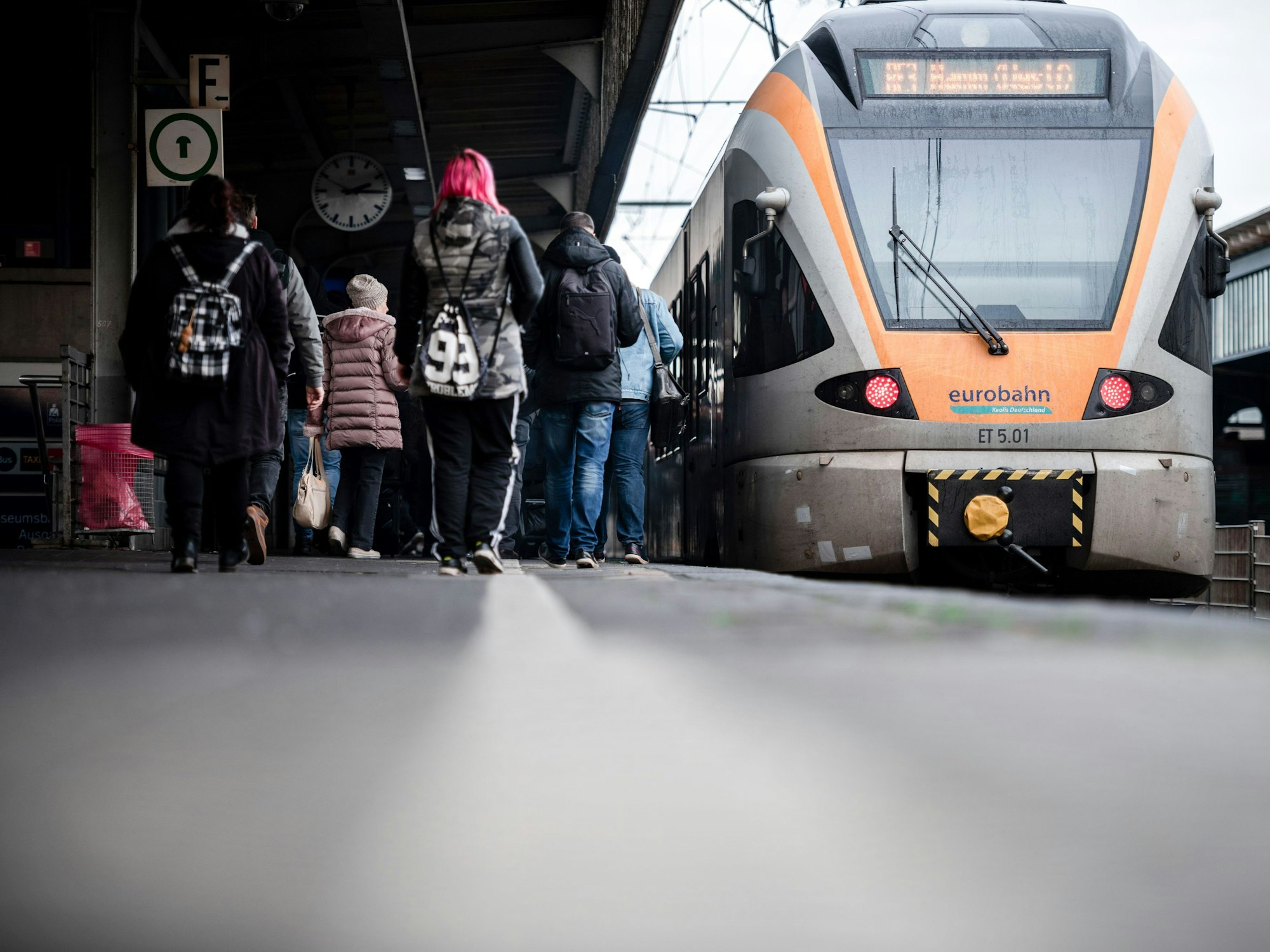 Die viel befahrene Strecke zwischen Duisburg und Oberhausen wird für vier Wochen gesperrt. Das Archivfoto zeigt Reisende am Hauptbahnhof in Oberhausen.