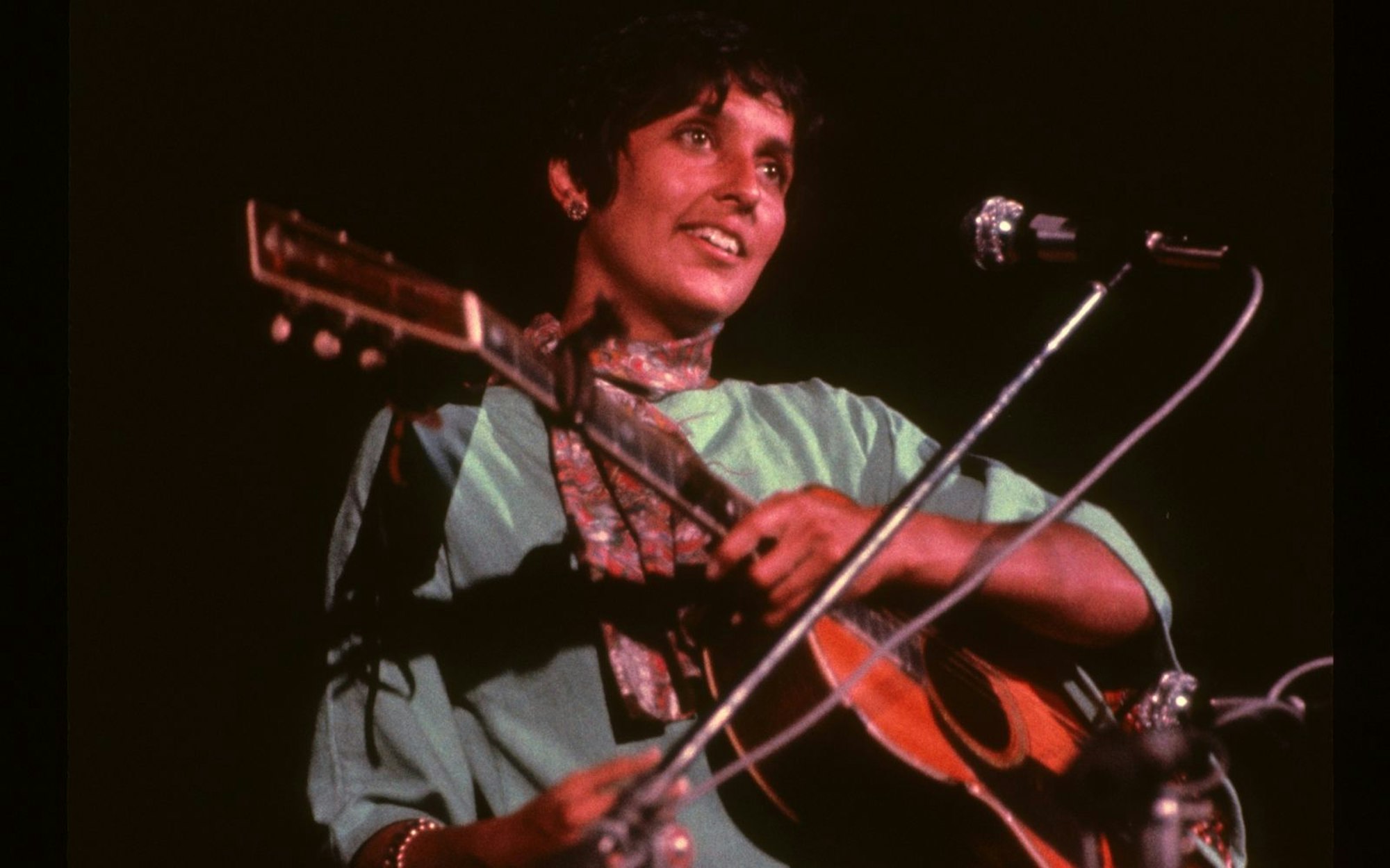 Liebe, Frieden, Brüderlichkeit: Kaum einer verkörperte die „Woodstock“-Ideale besser als Singer/Songwriterin Joan Baez. (Bild: Warner Music)