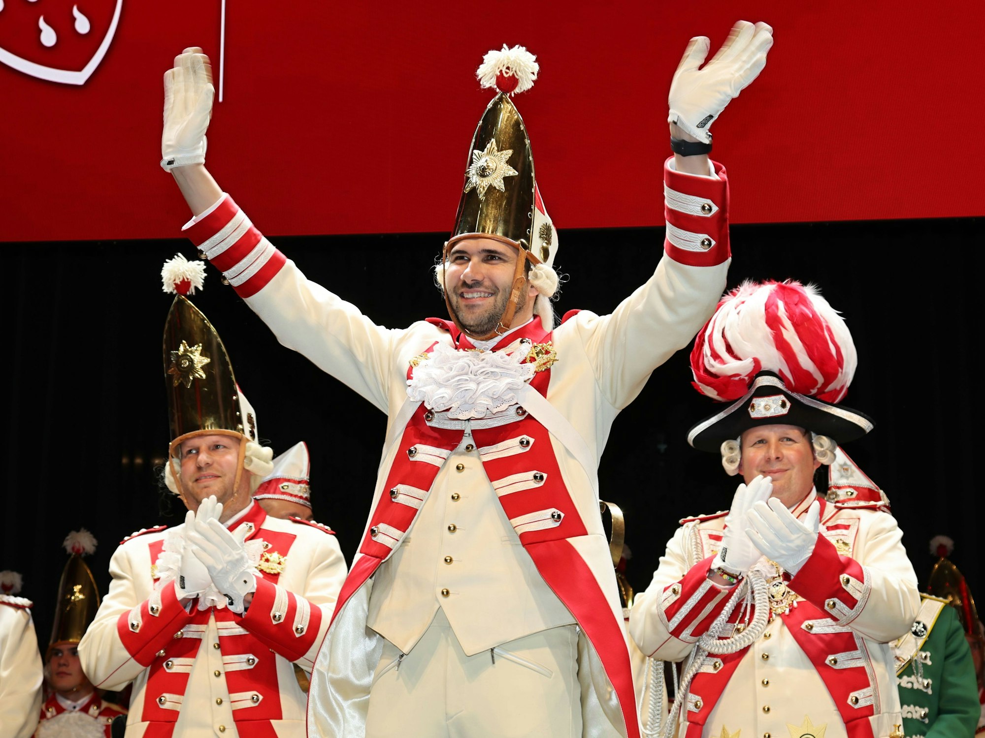 Das designierte Kölner Dreigestirn steht auf der Bühne.