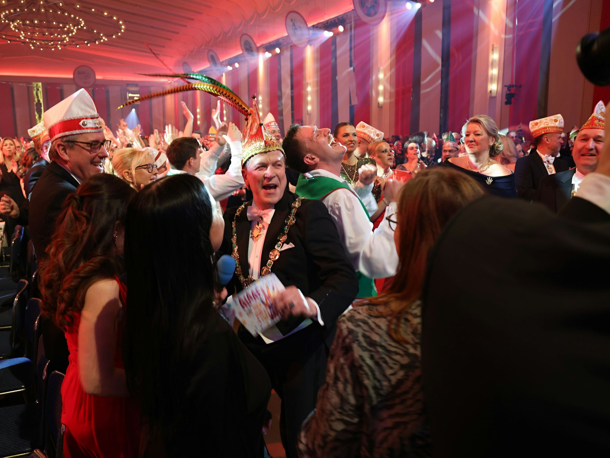 Christoph Kuckelkorn tanzt zwischen den Jecken.