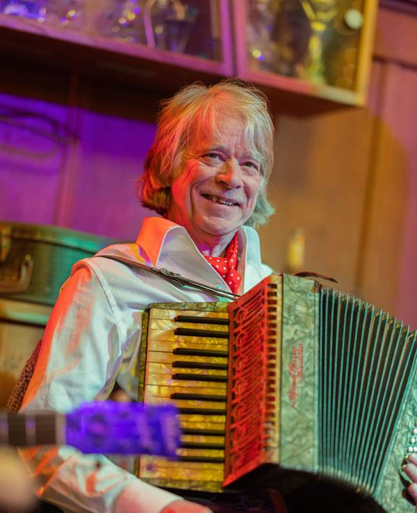 Entertainer Helge Schneider spielt bei einer Pressekonferenz zu seiner neuen Tournee "Ellbogen vom Tich" Akkordeon.