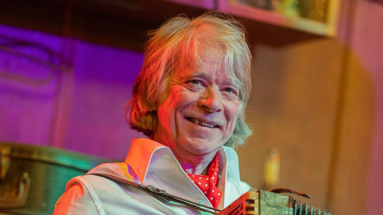 Entertainer Helge Schneider spielt bei einer Pressekonferenz zu seiner neuen Tournee "Ellbogen vom Tich" Akkordeon.