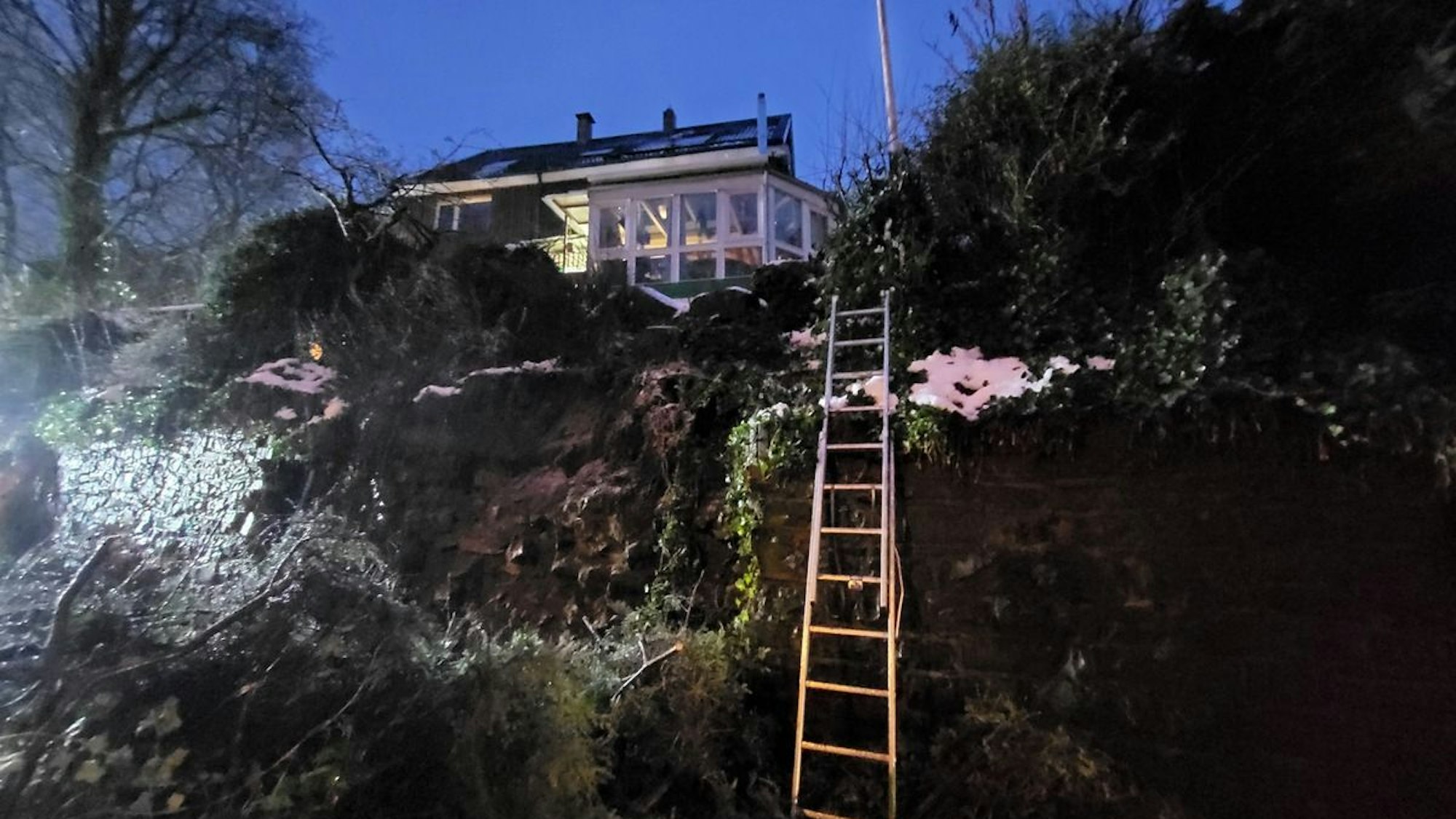Feuerwehr Remscheid sichert Hangrutsch an der Remscheider Straße.