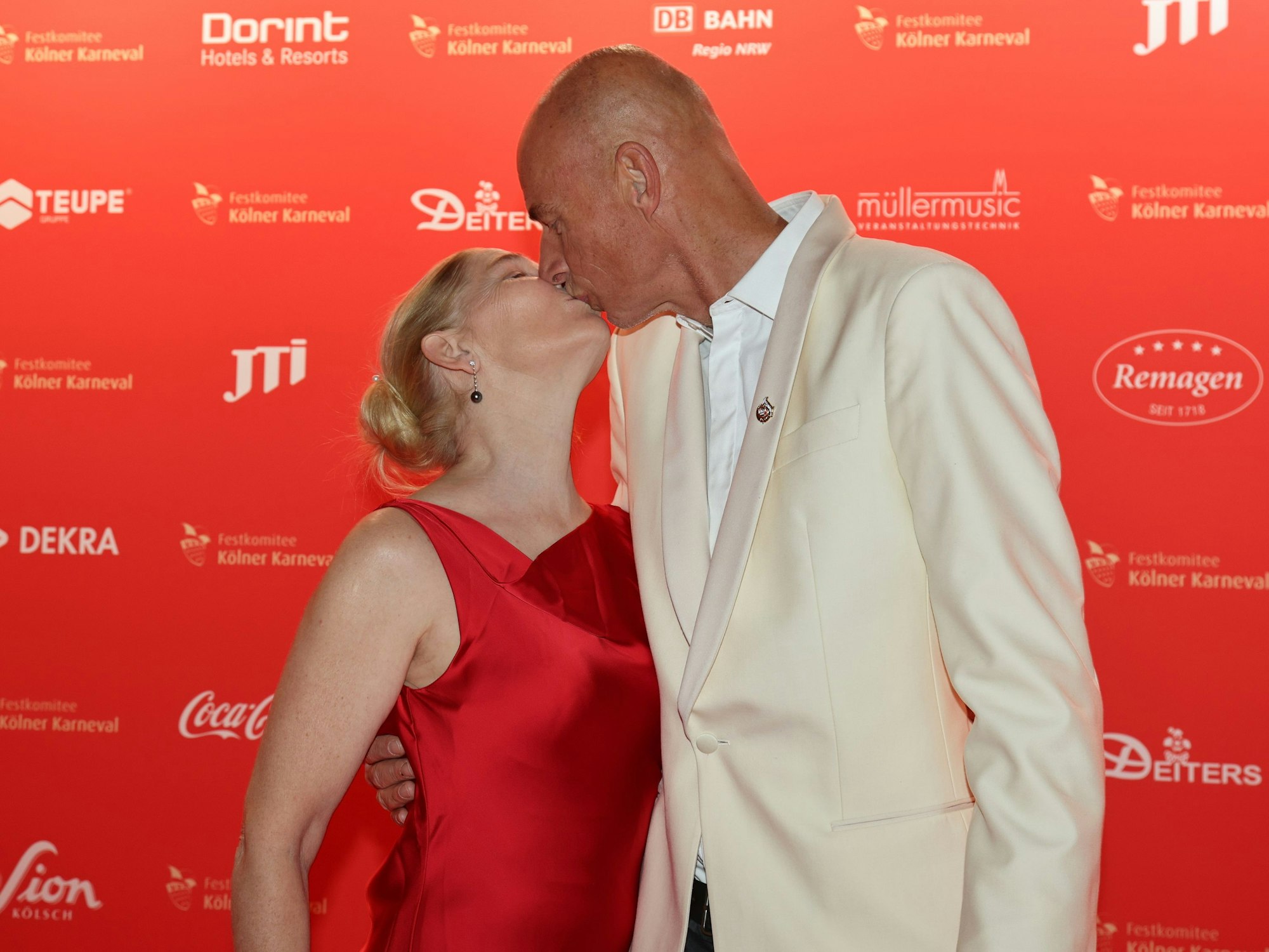 Der FC-Präsident Jörn Stobbe posiert auf dem Roten Teppich.