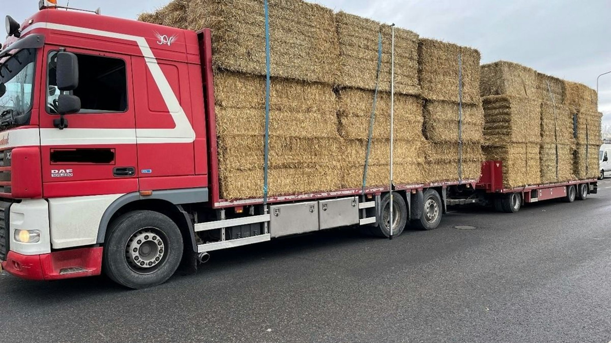 Schwerlasttransport mit vorschriftswidriger Beladung und technischen Mängeln.