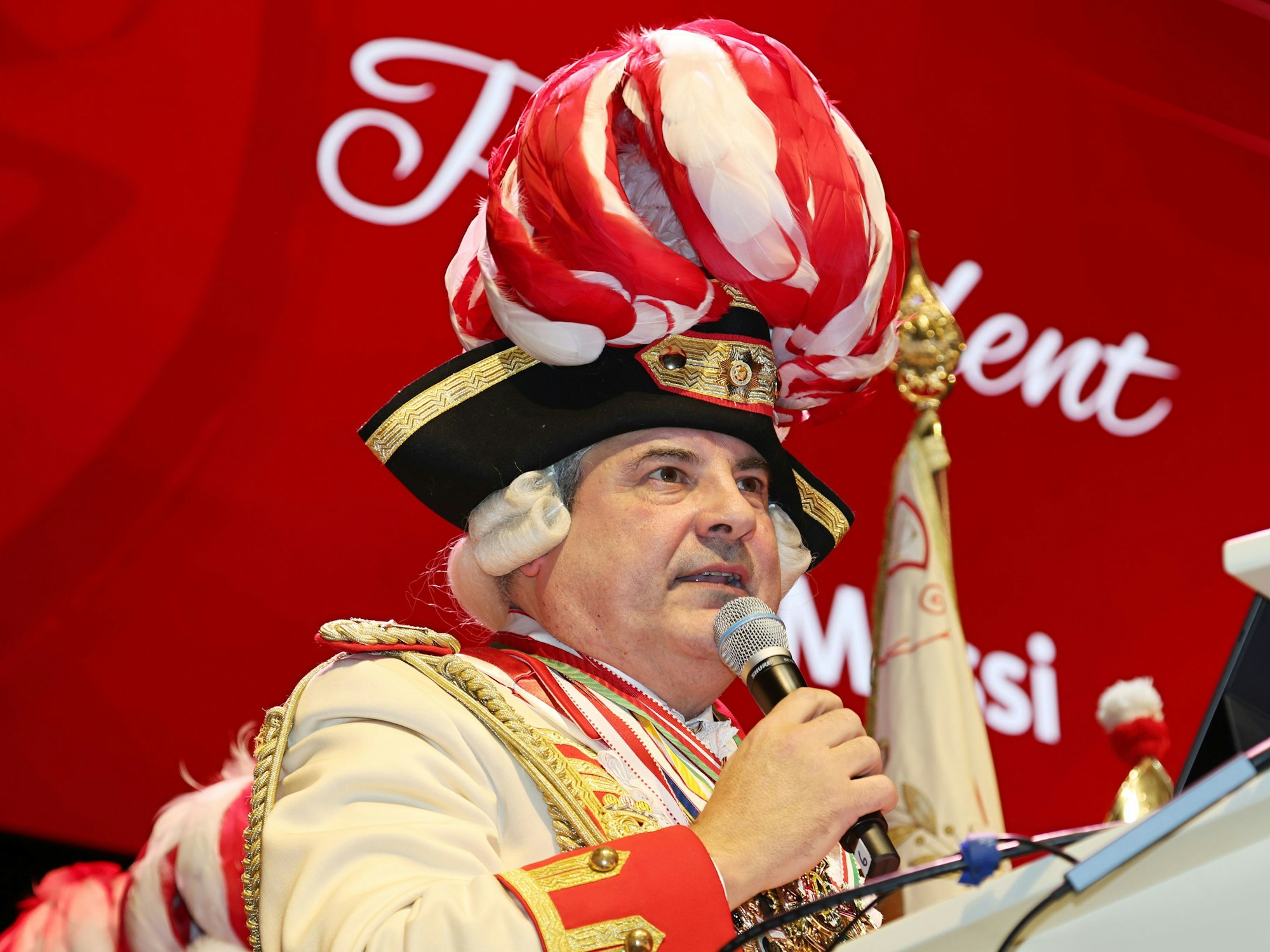 Dino Massi von der Prinzen-Garde spricht auf der Bühne.