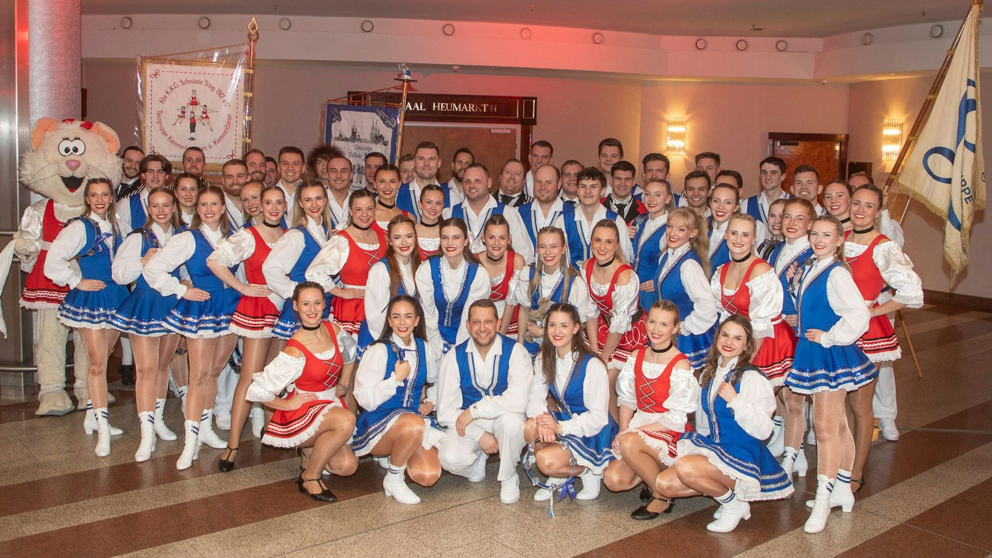 Die Tanzgruppen der Luftflotte und der KG Schnüsse Tring.