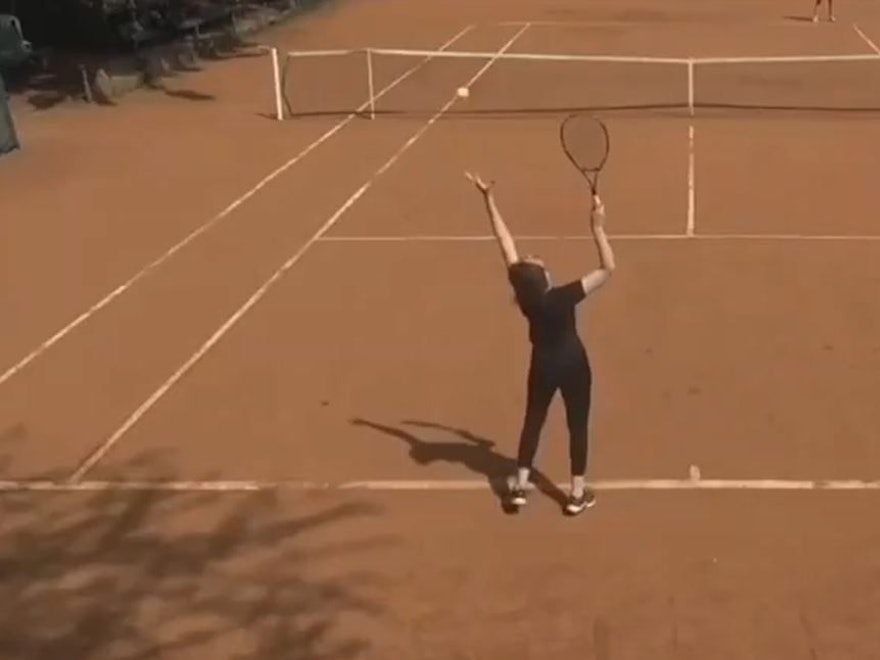 Hajar Abdelkader hat große Probleme beim Aufschlag und wirft den Ball viel zu seitlich.