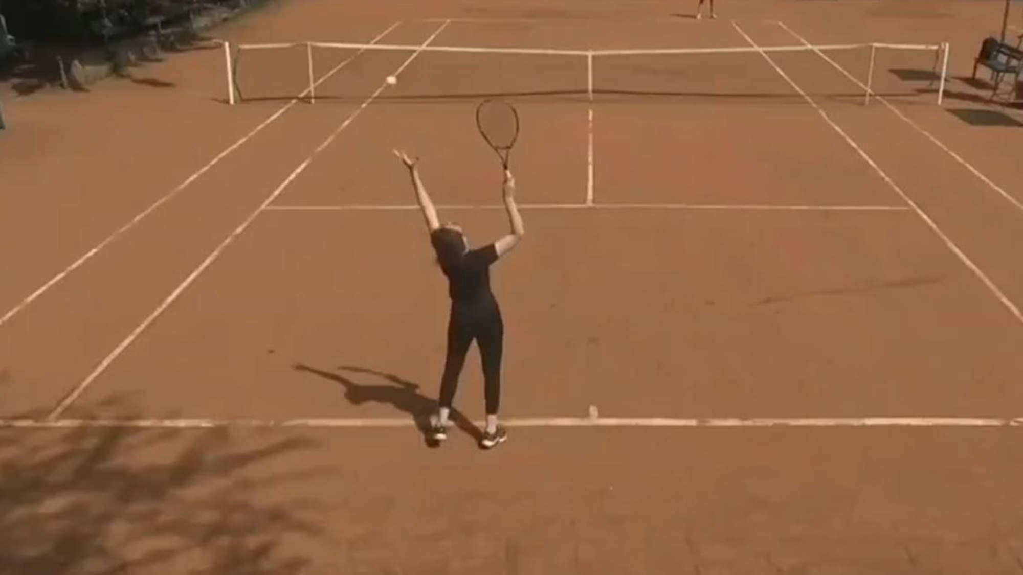 Hajar Abdelkader hat große Probleme beim Aufschlag und wirft den Ball viel zu seitlich.