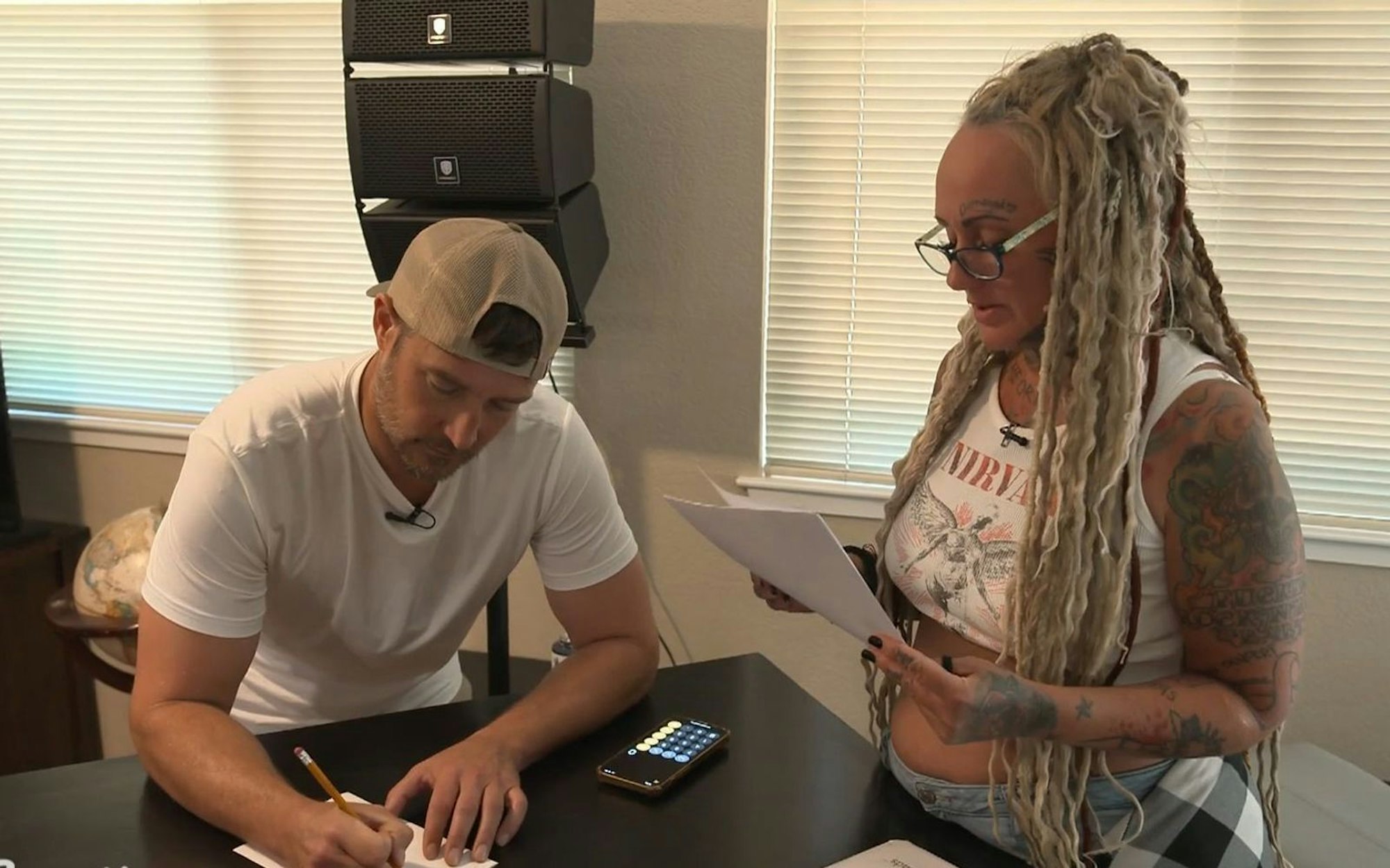 Brad und Myriam rechnen zusammen, wie hoch seine Schulden sind. (Bild: VOX)