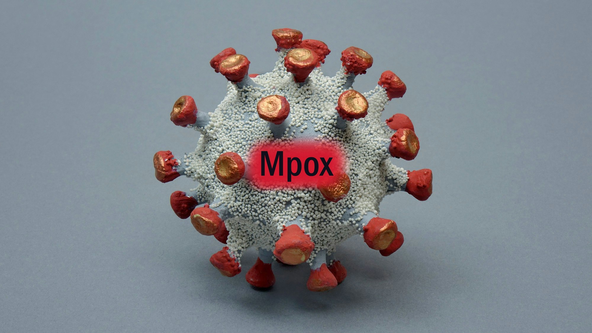 Modell eines Virus mit dem Schriftzug Mpox