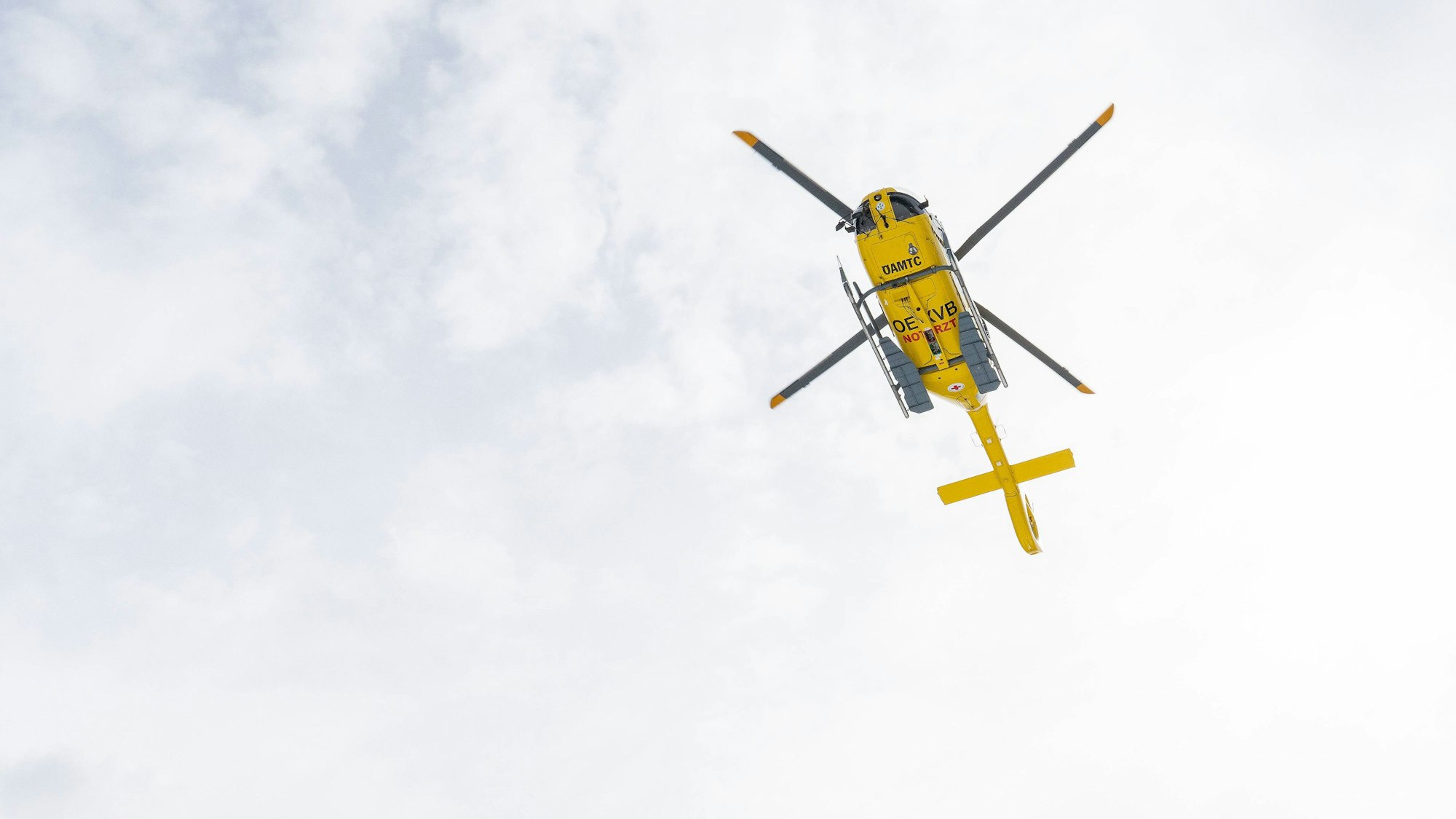 Rettungshubschrauber im Einsatz über Wolken