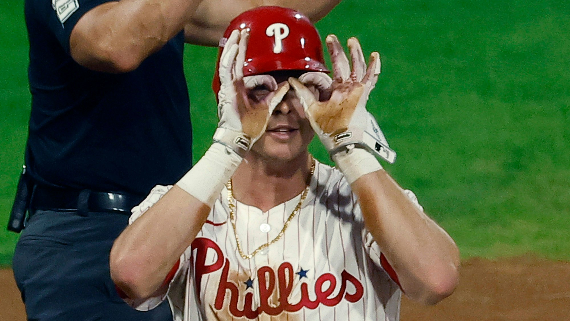 Max Kepler jubelt und formt seine Finger dabei zu einer Brille.