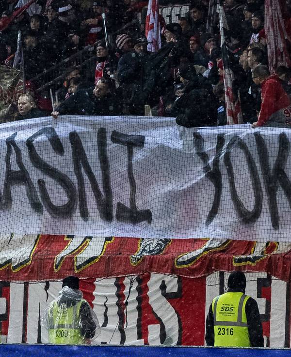 Die Fans des 1. FC Köln positionieren sich mit einem Plakat gegen Trainer Lukas Kwasniok.